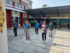 PAMONG KALURAHAN KARANGWUNI GELAR SENAM KEBUGARAN JASMANI UNTUK JAGA KEBUGARAN DAN KEKOMPAKAN